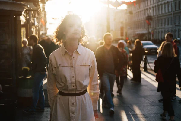 Уличный Солнечный Портрет Счастливой Молодой Женщины — стоковое фото