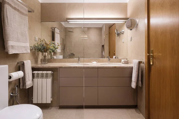 Łazienka Toaleta Prosty Wystrój Wnętrz Brązowe Kolory — Zdjęcie stockowe