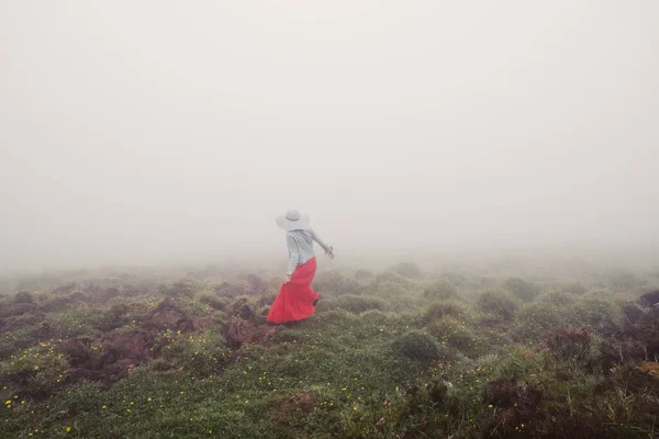 Wanita Mengenakan Gaun Merah Dan Topi Putih Berjalan Pegunungan Kabut — Stok Foto