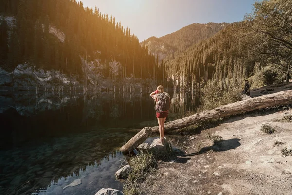 Mujer Viajera Con Mochila Pie Cerca Hermoso Lago Montaña Kazajstán —  Fotos de Stock