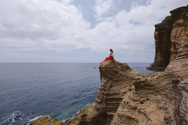 Wonderer Femme Portant Une Robe Rouge Chapeau Debout Sur Une — Photo