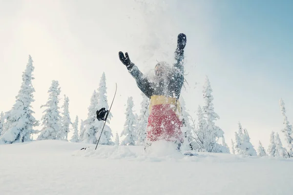 Snowboarder Hembra Rasta Color Sudadera Con Capucha Lanzando Nieve Disfrutando —  Fotos de Stock