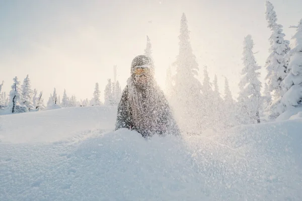 Snowboarder Hembra Con Casco Lanzando Nieve Disfrutando Polvo Fresco Soleado —  Fotos de Stock