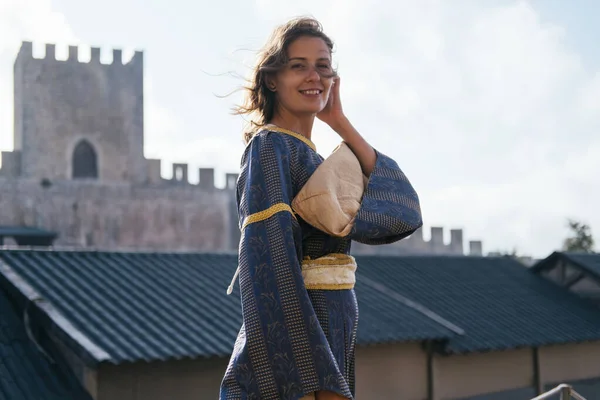 Retrato Mulher Vestindo Roupas Europeias Medievais Perto Castelo Livre Festival — Fotografia de Stock