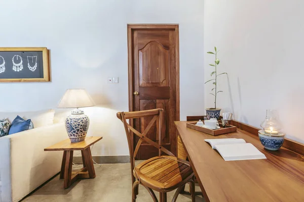 Moderno Interior Habitación Hotel Con Espacio Trabajo Escritorio Madera Silla —  Fotos de Stock