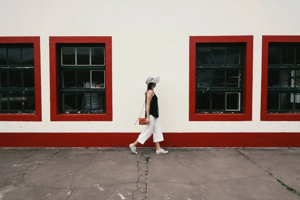 Young Elegance Woman Wearing White Hat Trousers Walking City Wall — 스톡 사진