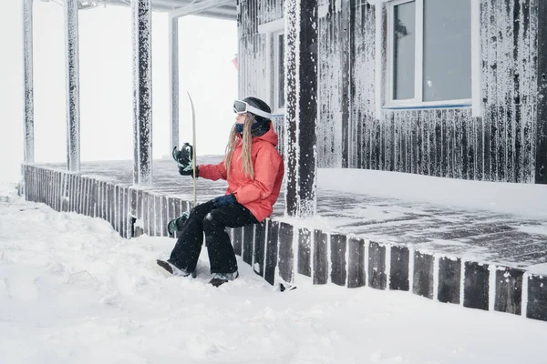 Női Snowboardos Visel Hosszú Raszta Ülés Pihenés Snowboard Közelében Fagyasztott — Stock Fotó