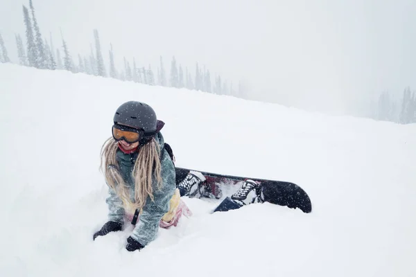 Snowboard Visel Hosszú Raszta Patkány Kapucnis Fekvő Lejtőn Mély Hideg — Stock Fotó