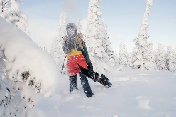 Snowboardos Havas Karácsonyfák Téli Erdő Érezd Jól Magad Dobált — Stock Fotó