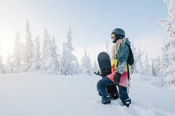 Kvinna Snowboardåkare Bär Långa Dreadlocks Och Ratsa Hoody Vit Vinterskog — Stockfoto