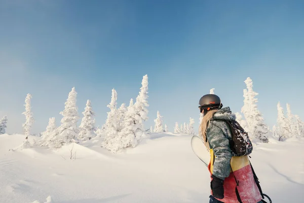 Mujer Snowboarder Con Rastas Largas Sudadera Con Capucha Sosteniendo Una —  Fotos de Stock