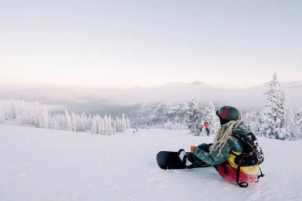 Sedící Žena Snowboardista Sobě Dlouhé Vlasy Připravuje Pro Jízdu Vrcholu — Stock fotografie