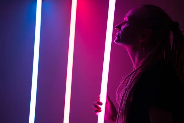 Stüdyo Portresi Neon Renkli Lambalı Güzel Bir Kadın Mor Arka — Stok fotoğraf