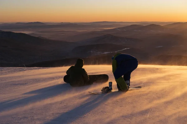 Sneeuwstorm Wind Skigebied Bij Zonsondergang Prachtige Bergen Vallei Skyline Snowboarders — Stockfoto