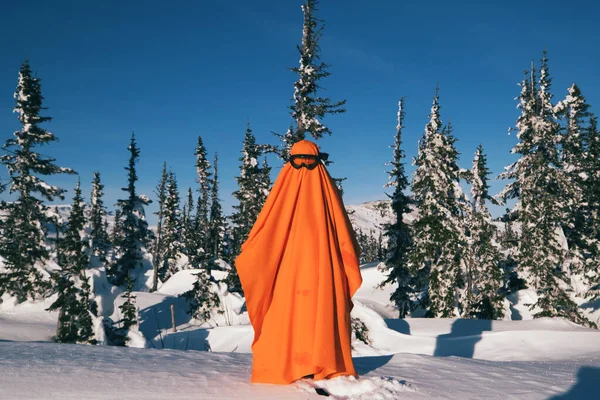 Narancssárga Színű Szellem Visel Snowboard Maszk Között Álló Téli Erdőben — Stock Fotó