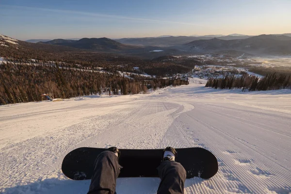 Snowboarder Hembra Tumbada Nieve Una Pendiente Empinada Arreglada Preparada Para — Foto de Stock