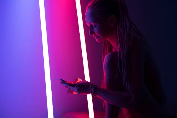 Stüdyo Portresi Kırmızı Mor Renkli Lambalarla Oturan Kadının Cep Telefonu — Stok fotoğraf