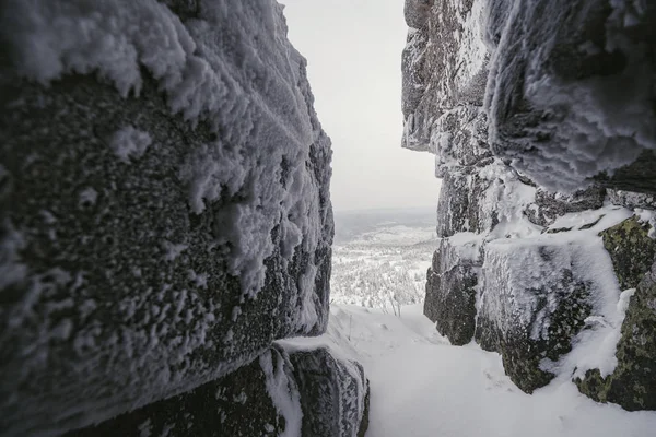 Brecha Entre Dos Rocas Cubiertas Escarcha Siberia Sheregesh — Foto de Stock