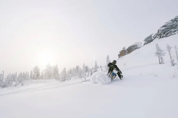 Jinete Con Moto Nieve Montaña Cubierta Nieve Slop Niebla Soleada —  Fotos de Stock