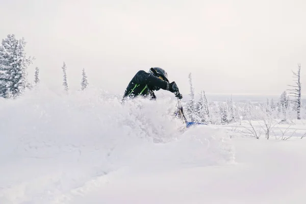 Ruiter Met Snowbike Besneeuwde Berg Slop Zonnige Mist Buitenactiviteiten Winterdag — Stockfoto