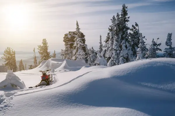 Vinter Solig Dag Vacker Utsikt Över Bergslandskapet Med Snöskoter Och — Stockfoto