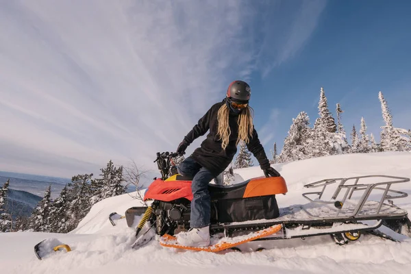 Mulher Bonita Dirigindo Snowmobile Neve Profunda Floresta Inverno Topo Montanha — Fotografia de Stock