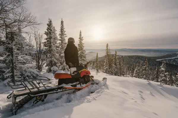 Schöne Frau Fährt Schneemobil Tiefschnee Winter Wald Auf Berggipfel Mit — Stockfoto