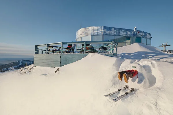 Sněhulák Jako Lyžař Snowboardistu Úst Vyčnívají Nohy Černý Strašidelný Vtip — Stock fotografie