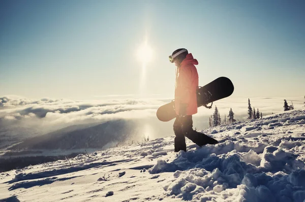 Mujer Snowboarder Sosteniendo Snowboard Pie Ladera Montaña Preparándose Para Snowboard —  Fotos de Stock