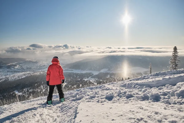 Mujer Snowboarder Pie Ladera Montaña Por Encima Las Nubes Hermoso —  Fotos de Stock