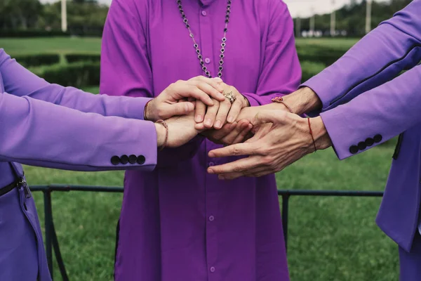 Mâinile Partenerilor Ceremonia Nunţii Cuplu Gay Culori Violet — Fotografie, imagine de stoc