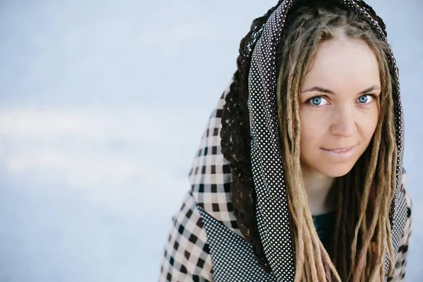 Portret Van Lachende Jonge Vrouw Met Dreadlocks Mooie Hoody Winter — Stockfoto