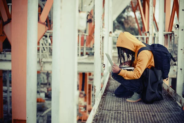 Hacker Mixed Race Man Wearing Yellow Hoody Laptop Seating Abandoned — Stock Photo, Image