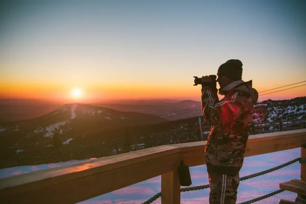 Fotograaf Met Camera Bij Zonsondergang Tijdens Bevroren Winteravond Bergen — Stockfoto