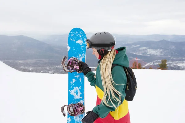 Mujer Snowboarder Con Rastas Rasta Colores Sudadera Con Capucha Pie —  Fotos de Stock