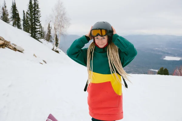 Mujer Snowboarder Con Rastas Rasta Colores Sudadera Con Capucha Pie —  Fotos de Stock