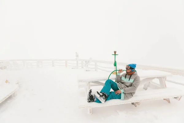 Hombre Snowboarder Relajarse Fumar Una Cachimba Shisha Disfrutar Vista Montaña —  Fotos de Stock