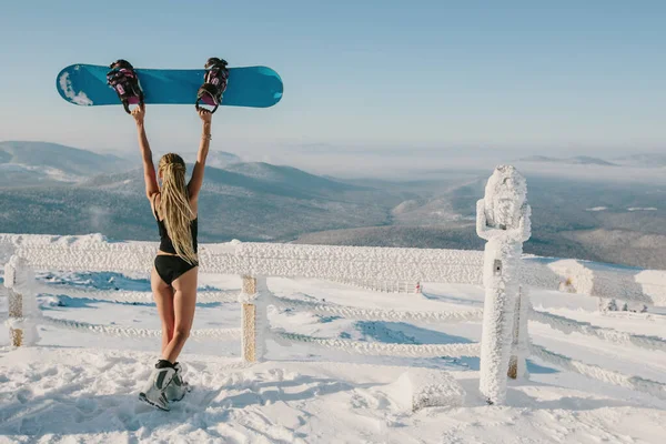 Mujer Con Bikini Camiseta Con Tabla Snowboard Pie Cima Montaña —  Fotos de Stock