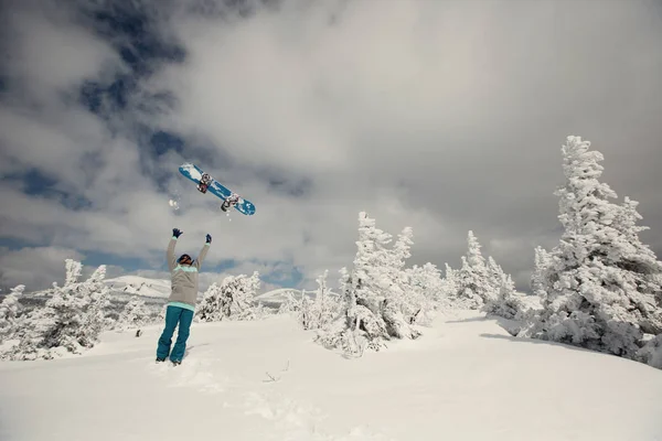 Happy Snowboarder Musim Dingin Hutan Bersalju Pohon Beku Hari Yang — Stok Foto