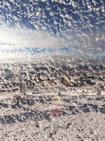 Vue Abstraite Par Fenêtre Gelée Journée Hiver Ensoleillée Plein Air — Photo