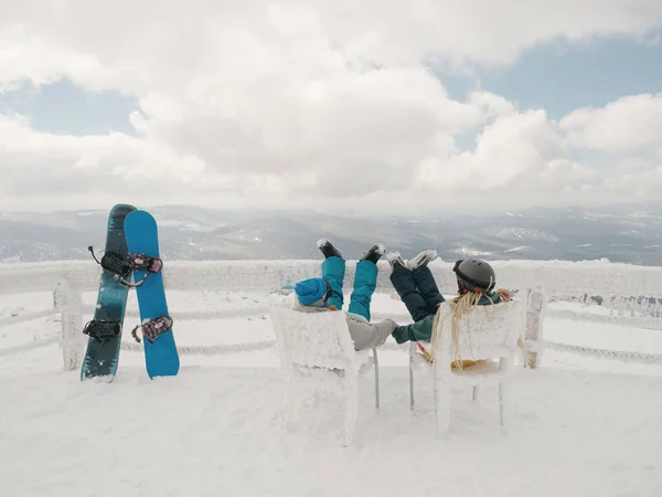 Snowboarders Couple Sitting Mountain Top Rest Enjoying Beautiful View Two — 스톡 사진