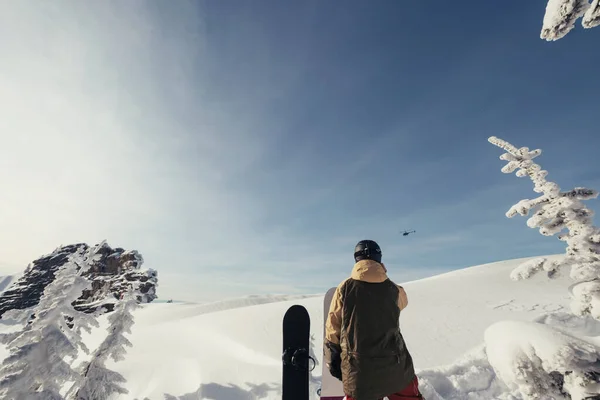 Snowboarder Talar Mobiltelefon Titta Helikopter Snålskjuts Vintersport Resor Snötäckta Träd — Stockfoto