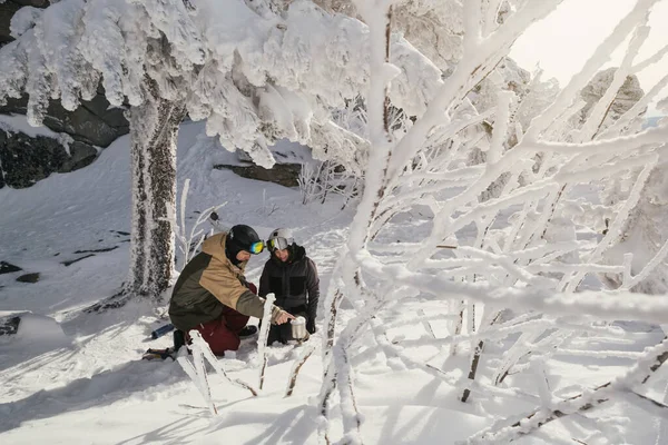 Winterpicknick Freien Paar Kühlen Tee Aus Schnee Auf Gasbrenner Wunderschöner — Stockfoto