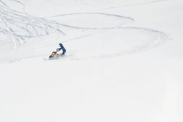 Ruiter Rijden Sneeuwscooter Diepe Sneeuw Winter Zonnige Dag — Stockfoto