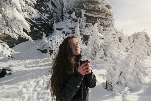 Hermosa Mujer Disfrutando Taza Café Con Malvavisco Invierno Paisaje Aire —  Fotos de Stock