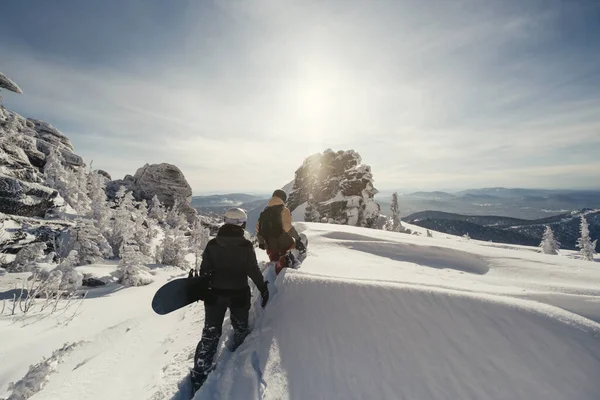 Snowboardåkare Håller Brädor Går Genom Djup Snö För Freeride Vinterbergen — Stockfoto
