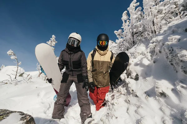 Snowboarders Sosteniendo Tablas Caminando Por Nieve Profunda Para Freeride Montañas —  Fotos de Stock