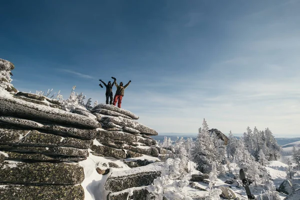 Wanderer Pärchen Entspannen Sich Oben Auf Den Klippen Und Genießen — Stockfoto