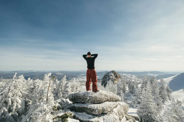 Wanderer Stehen Mit Erhobenen Händen Auf Der Klippe Und Bewundern — Stockfoto