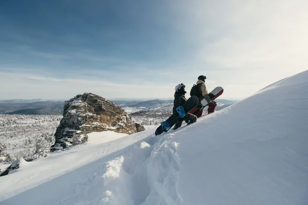 Silhuett Par Snowboardåkare Håller Styrelser Promenader Djup Snö Slup För — Stockfoto